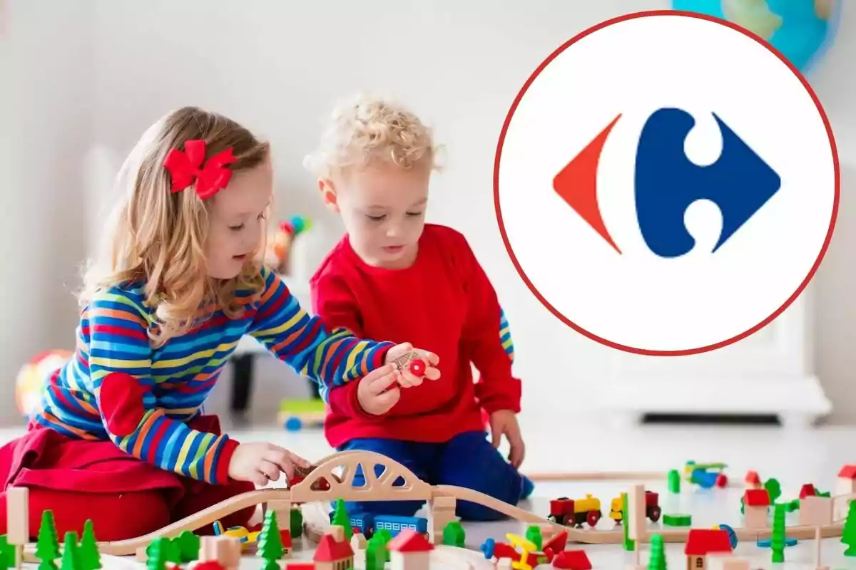 Dos niños pequeños juegan con un tren de juguete de madera en una habitación, mientras que en la esquina superior derecha se muestra el logotipo de Carrefour.