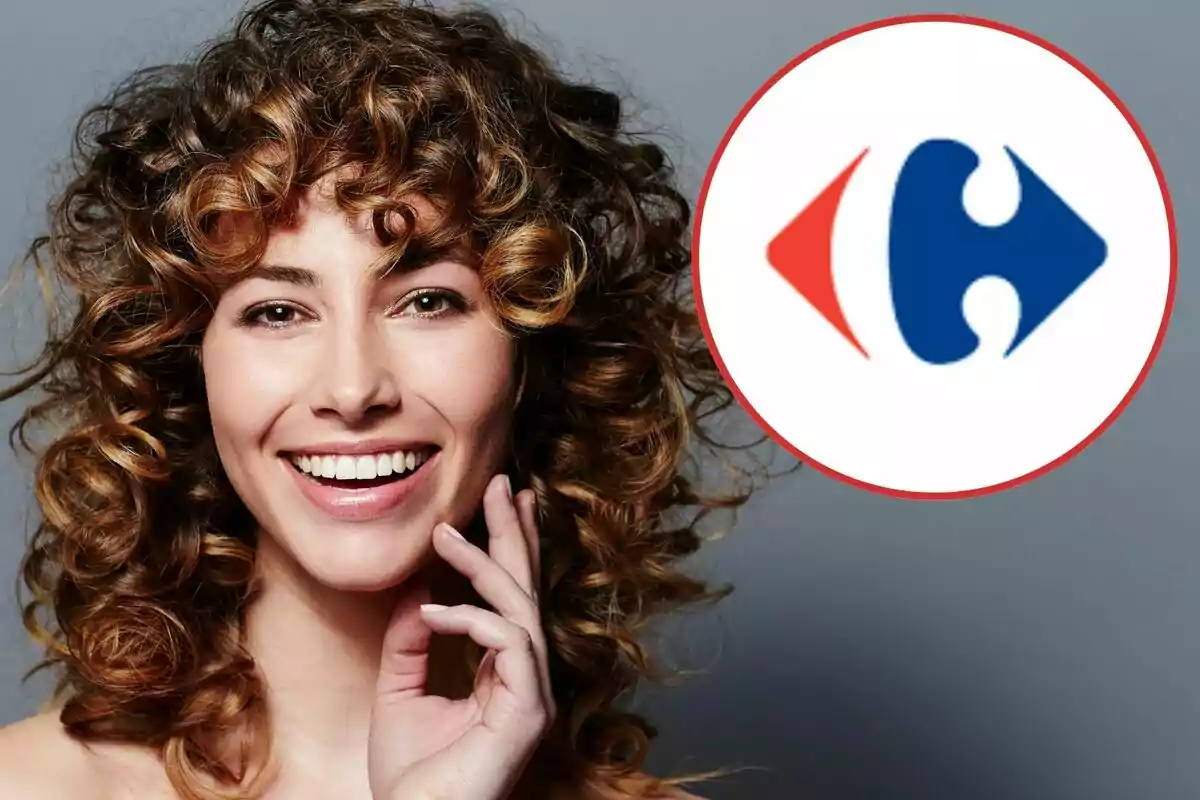 Una mujer con cabello rizado sonríe mientras toca su rostro, y a su lado hay un logotipo circular con colores rojo, blanco y azul.