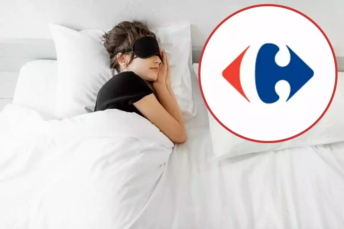 Una persona durmiendo con un antifaz negro en una cama con sábanas blancas y una almohada, con un logotipo circular en la esquina superior derecha.