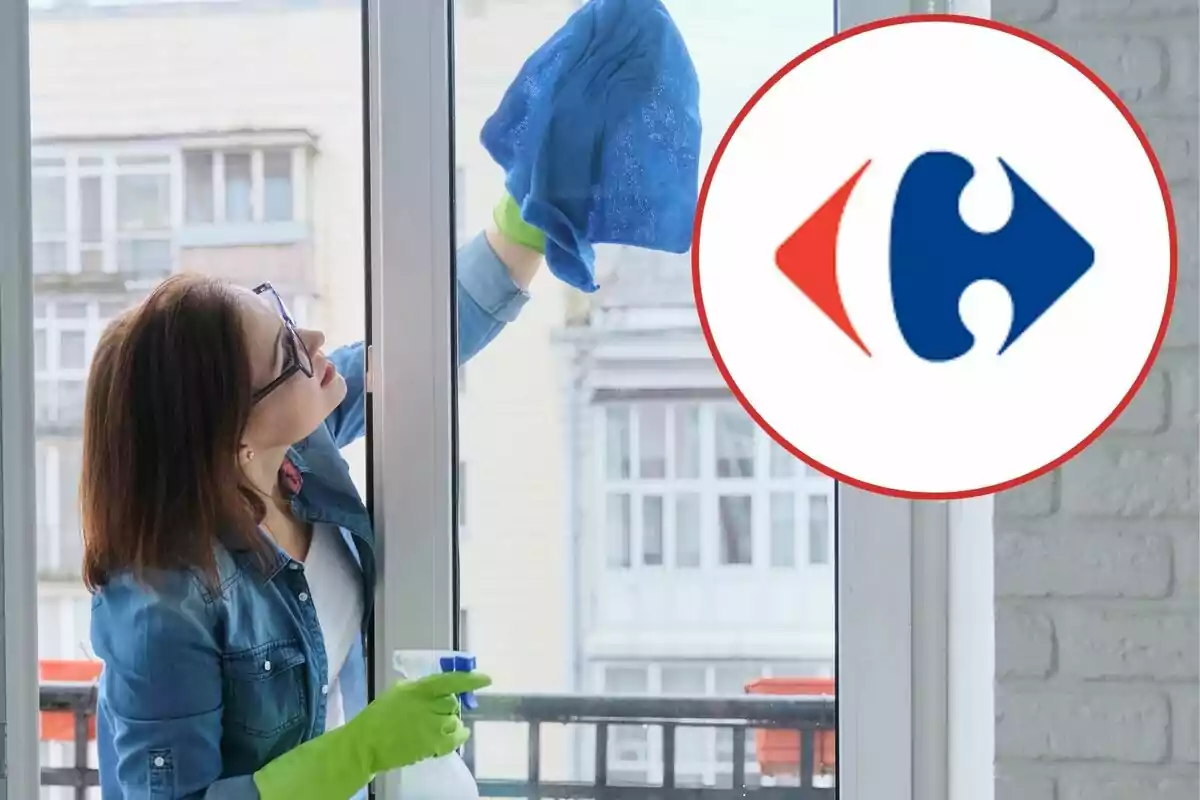 Una persona con guantes verdes limpia una ventana con un paño azul y un spray mientras un logotipo circular está superpuesto en la imagen.