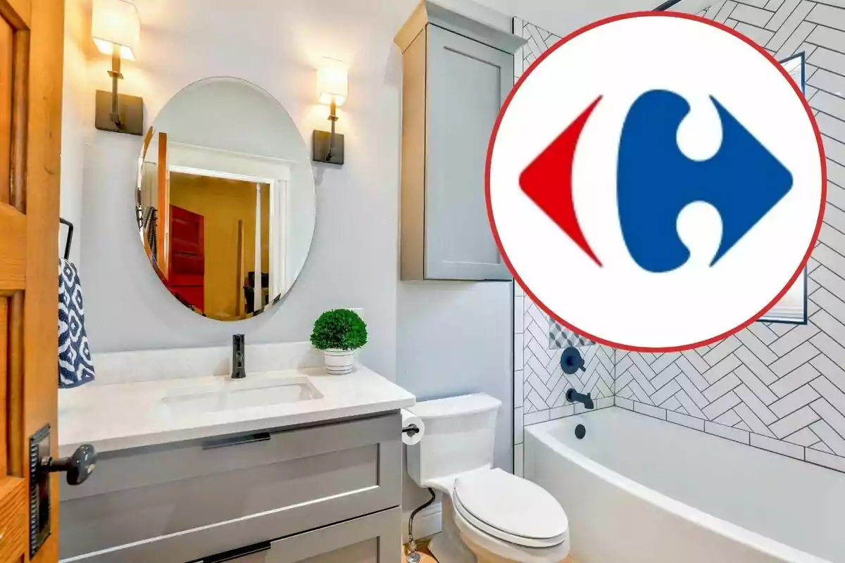 Un baño moderno con un espejo ovalado, dos lámparas de pared, un lavabo con encimera blanca, un inodoro, una bañera y un logotipo de Carrefour superpuesto en la esquina derecha.