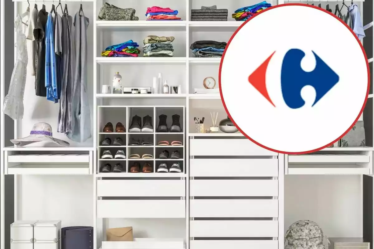 Un armario organizado con ropa colgada, zapatos en estantes y varios artículos doblados, con el logotipo de Carrefour superpuesto en la esquina derecha.