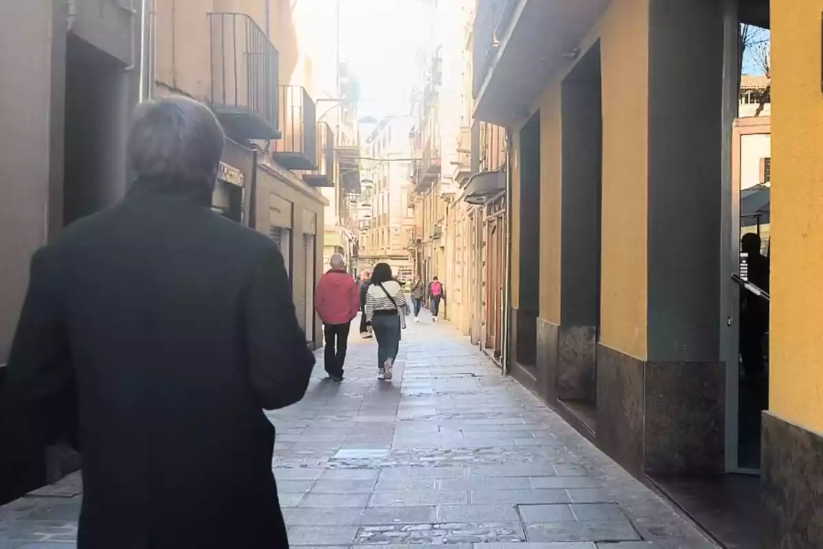 Imagen de una calle de Ripoll con varios ciudadanos andando Imagen de una calle de Ripoll con varios ciudadanos andando