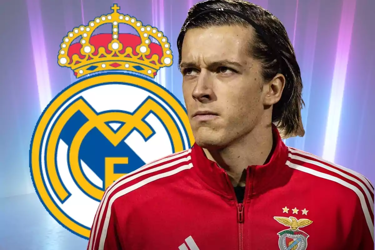 Futbolista con chaqueta roja del Benfica frente al escudo del Real Madrid sobre un fondo de luces púrpuras