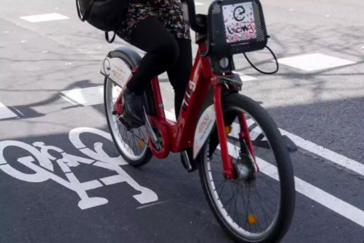 Carril bici con una bicicleta del Bicing de Barcelona