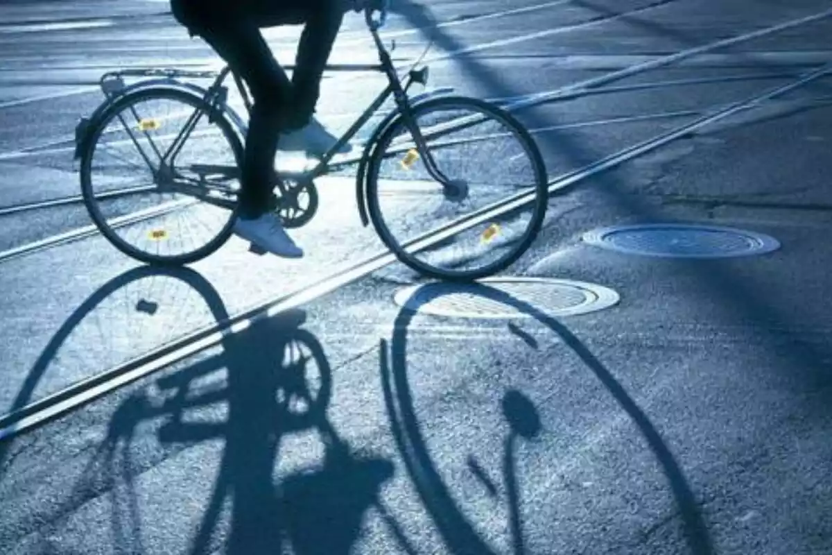 Carril bici, por el que circula una bicicleta