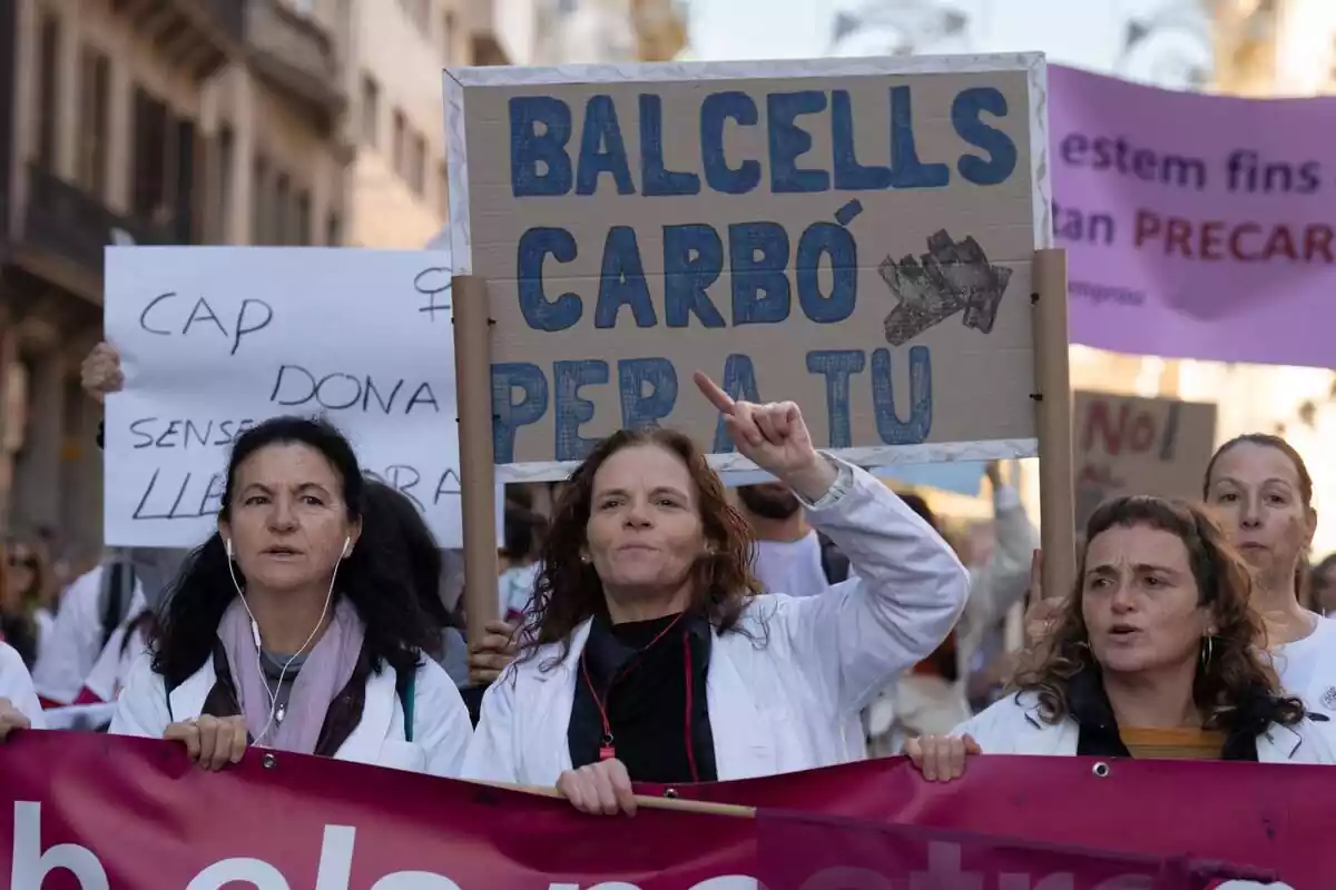 Enfermeras protestan durante una manifestación de Infermeres de Catalunya, a 19 de diciembre de 2023, en Barcelona