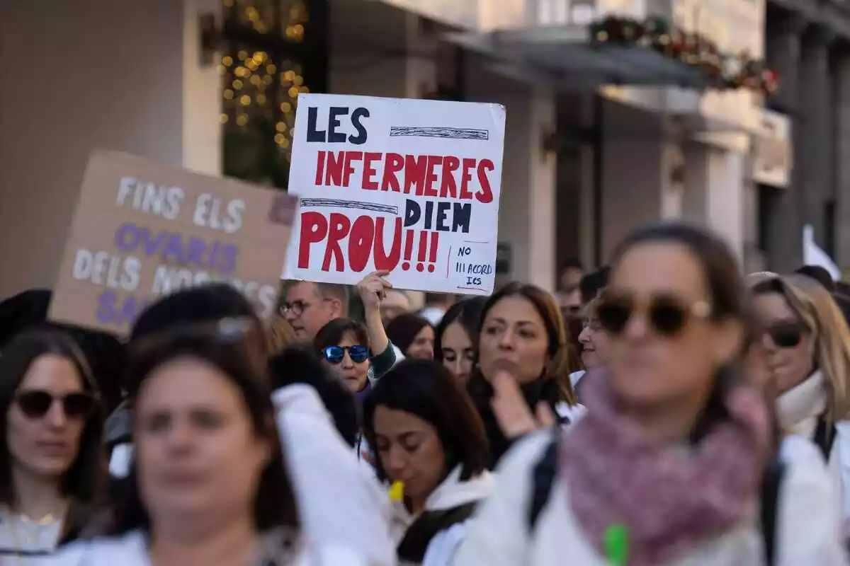 Enfermeras protestan durante una manifestación de Infermeres de Catalunya, a 19 de diciembre de 2023, en Barcelona