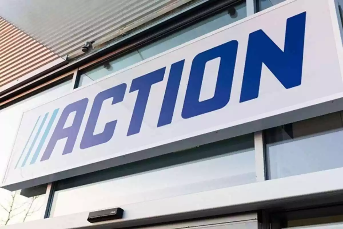 Primer plano del logo de una tienda de Action en un cartel Primer plano del logo de una tienda de Action en un cartel