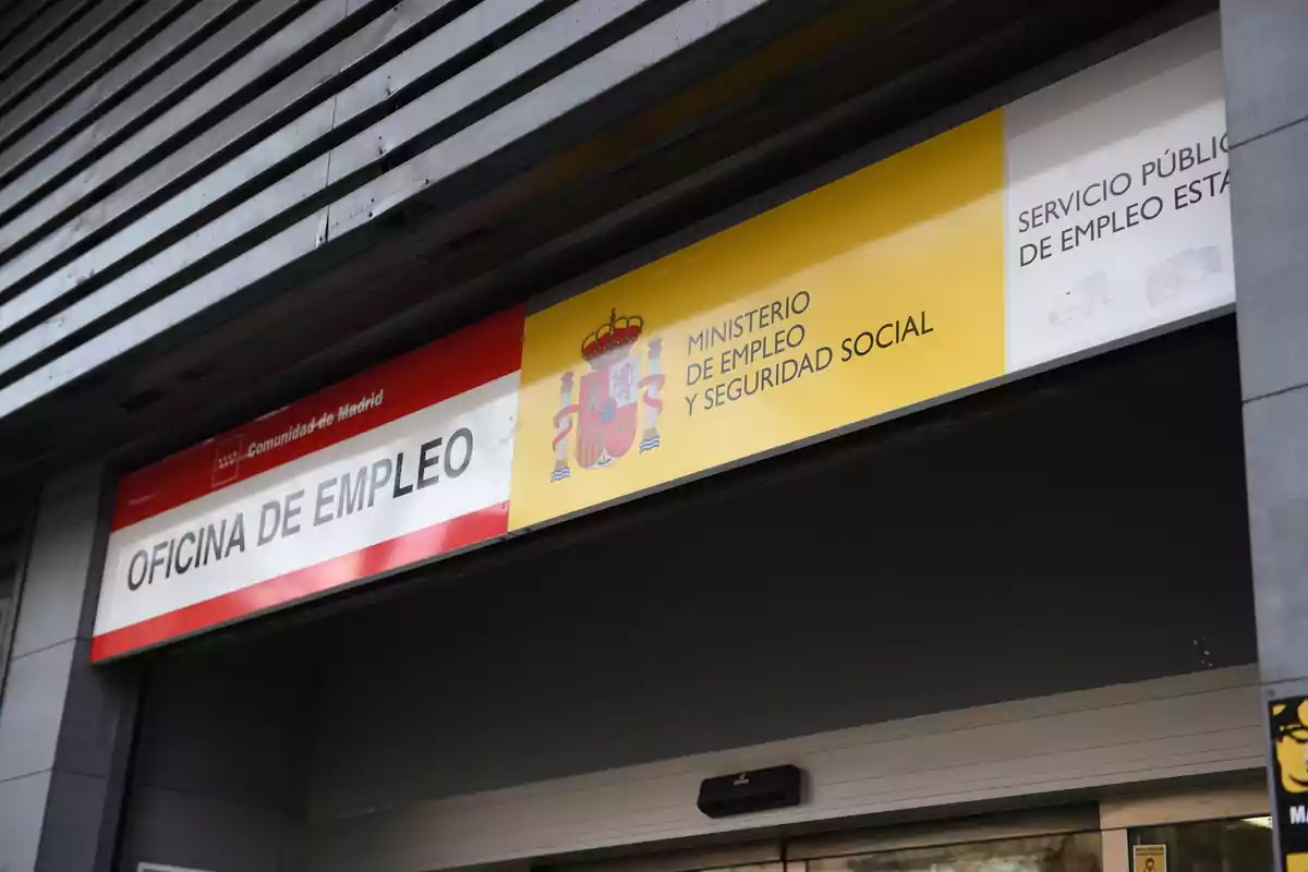 Entrada de una oficina de empleo en Madrid con letreros del Ministerio de Empleo y Seguridad Social. Entrada de una oficina de empleo en Madrid con letreros del Ministerio de Empleo y Seguridad Social.