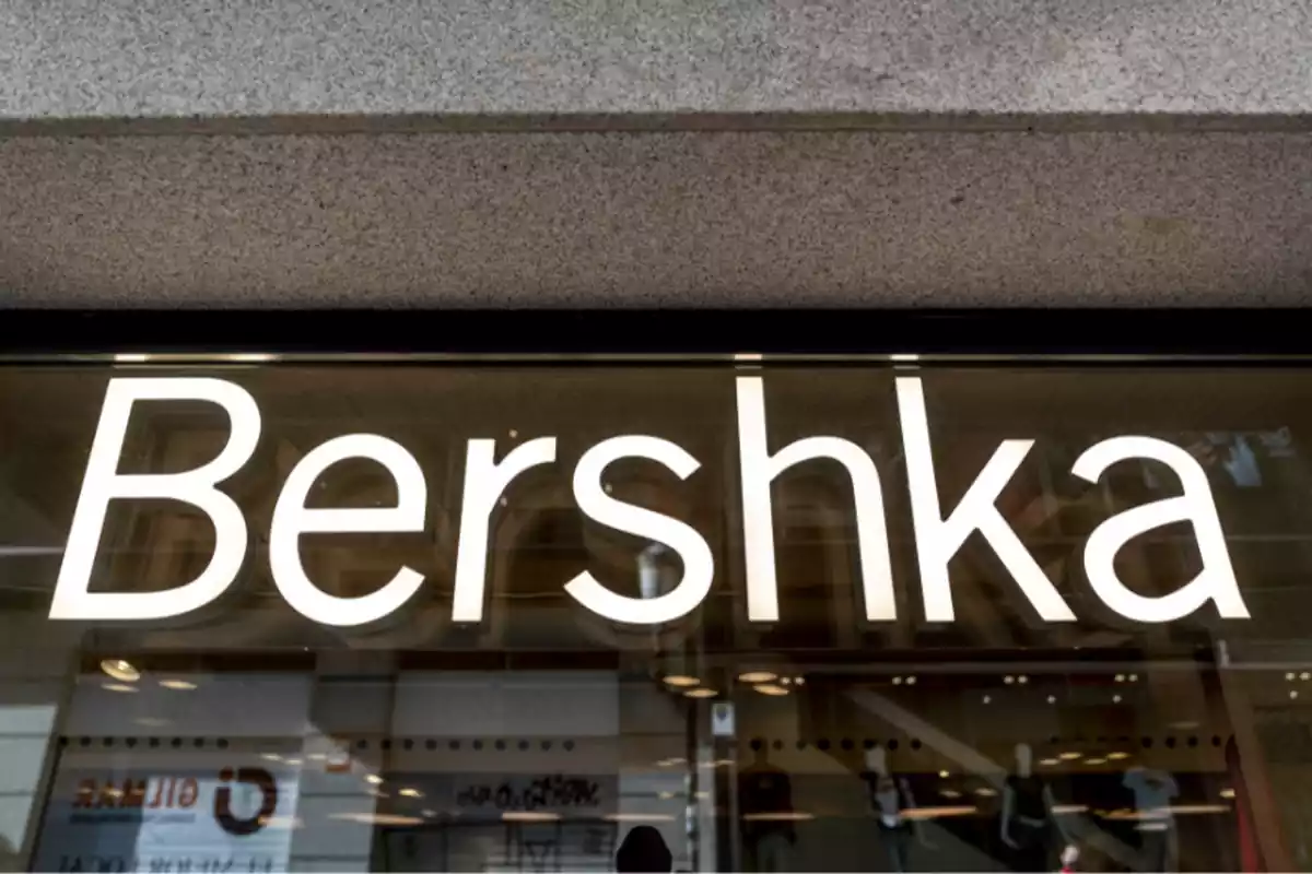 Letrero de grandes dimensiones de Bershka de color blanco en el exterior de una de sus tiendas