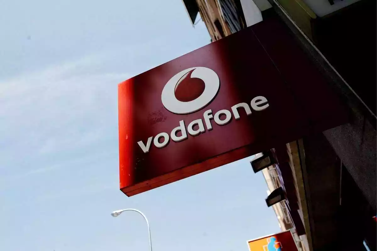 Logo de Vodafone en una tienda de la compañía telefónica en Madrid