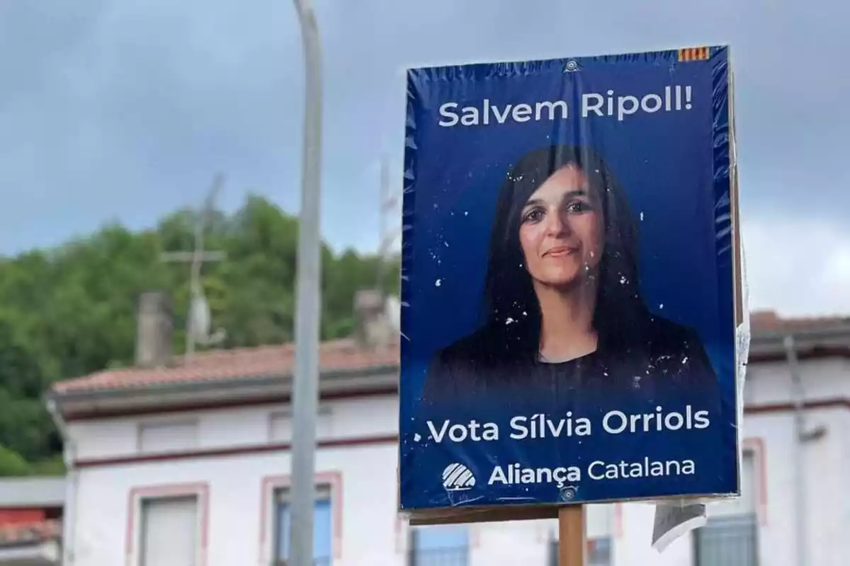 Imagen del cartel electoral de Aliança Catalana, con la foto de su candidata Sílvia Orriols