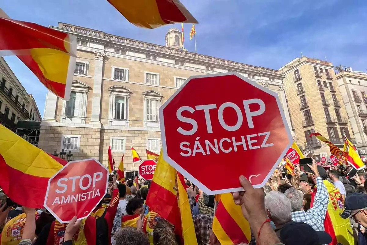 Carteles en contra de Sánchez en la plaza de Sant Jaume de Barcelona Carteles en contra de Sánchez en la plaza de Sant Jaume de Barcelona