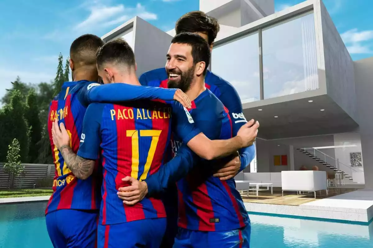 Varios jugadores del FC Barcelona se abrazan delante de la foto de una casa de lujo