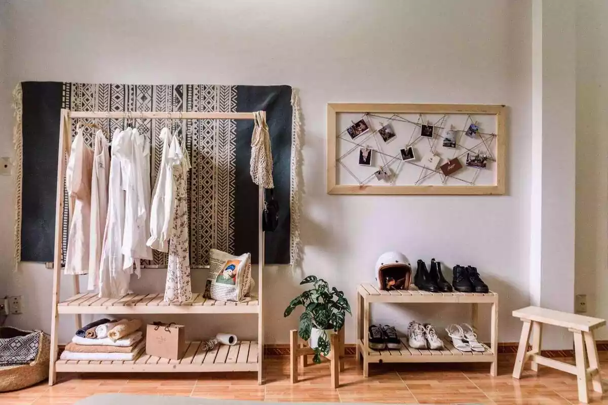 Varios muebles dentro de una casa bien ordenados con ropa y zapatos Varios muebles dentro de una casa bien ordenados con ropa y zapatos