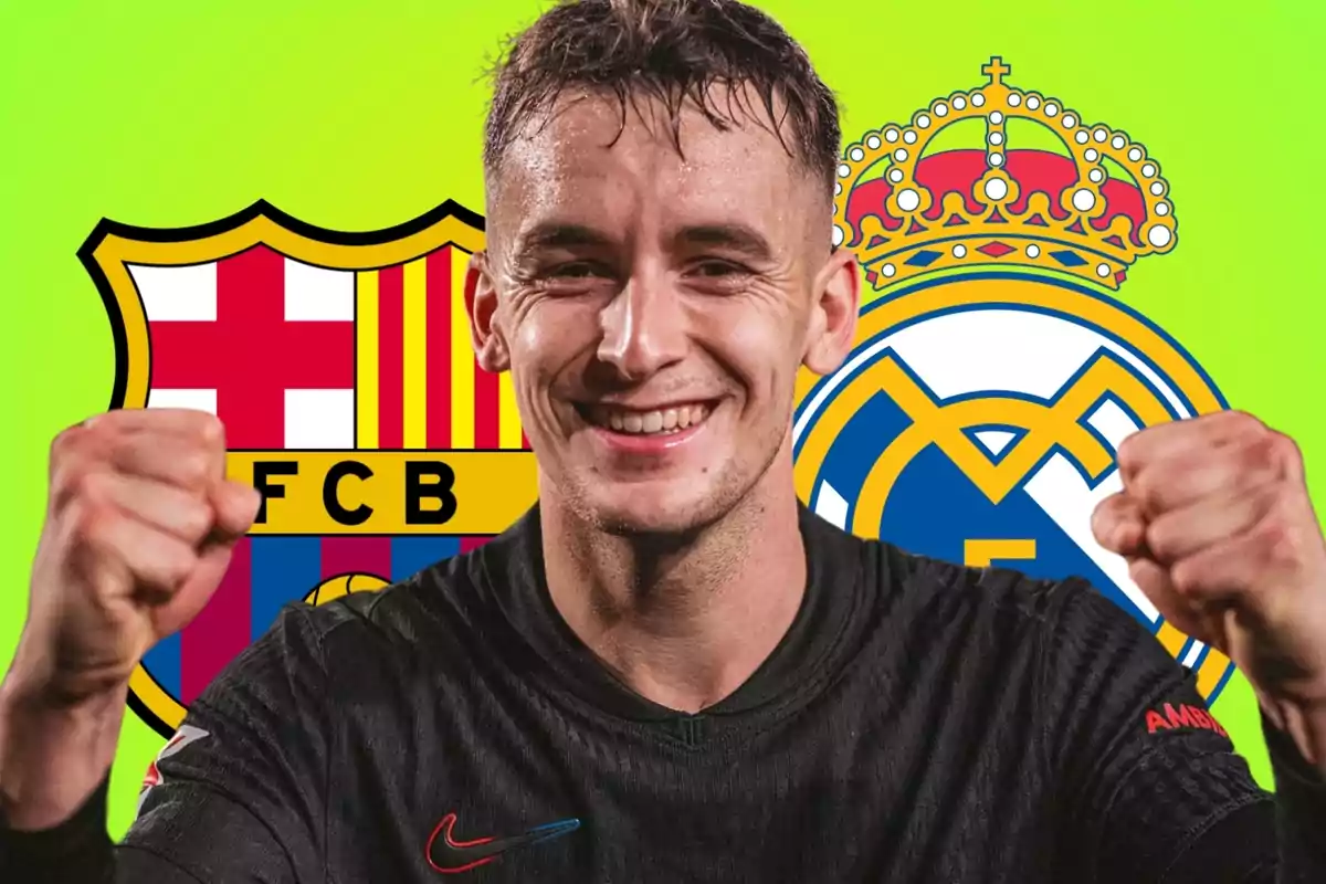 Un hombre sonriente con los puños levantados frente a los escudos del FC Barcelona y el Real Madrid sobre un fondo verde.