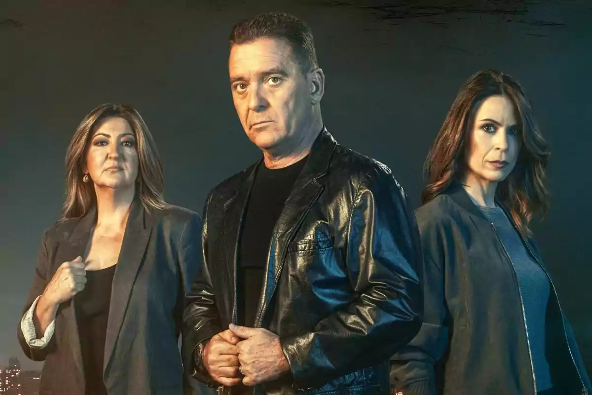 Carlos Quílez, Cruz Morcillo y Bea Osa posando con expresiones serias, dos mujeres y un hombre, todos vestidos con chaquetas oscuras en la serie #CASO.