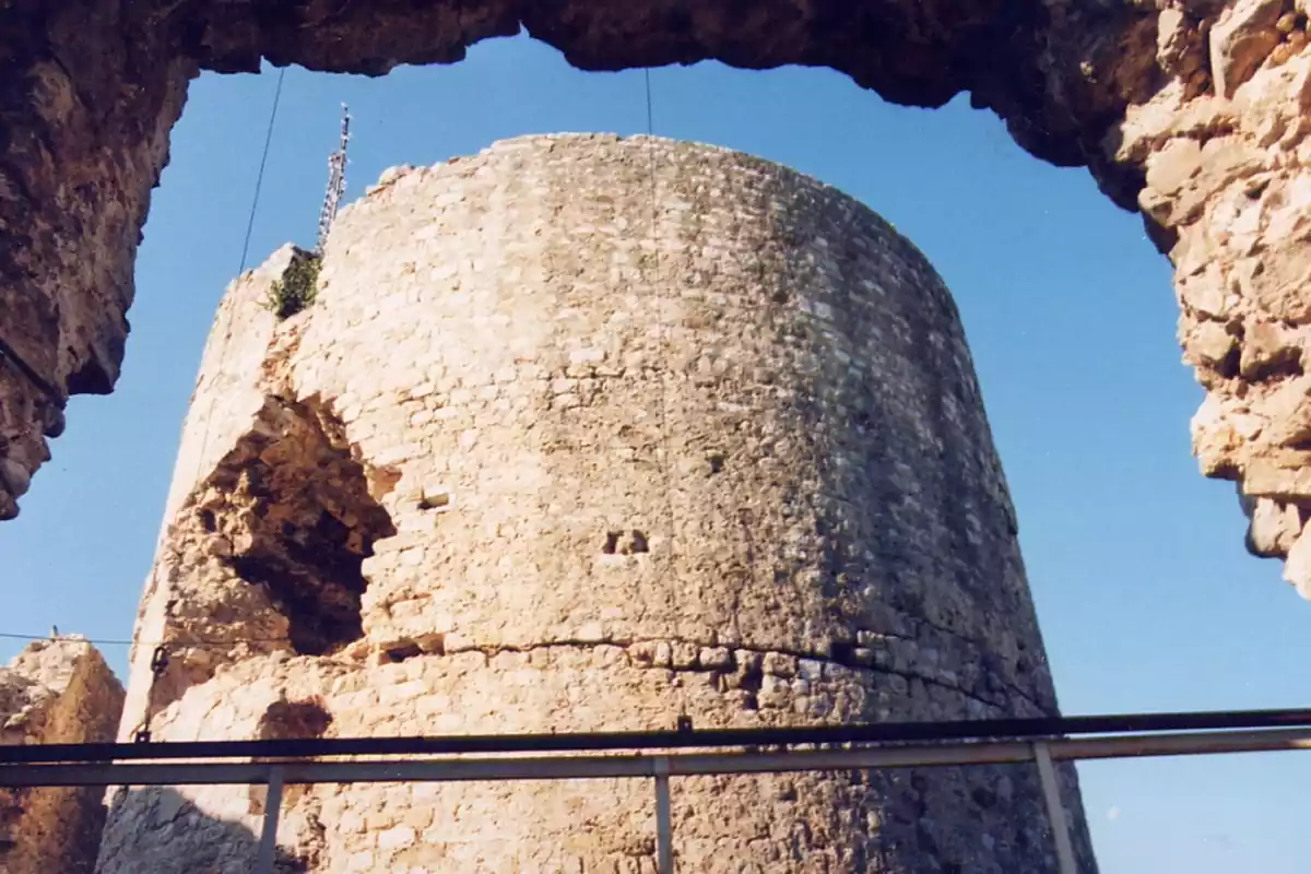 Torre destruida del castillo de Llers, destruido al final de la Guerra Civil por el ejército republicano antes de marchar a Francia Torre destruida del castillo de Llers, destruido al final de la Guerra Civil por el ejército republicano antes de marchar a Francia