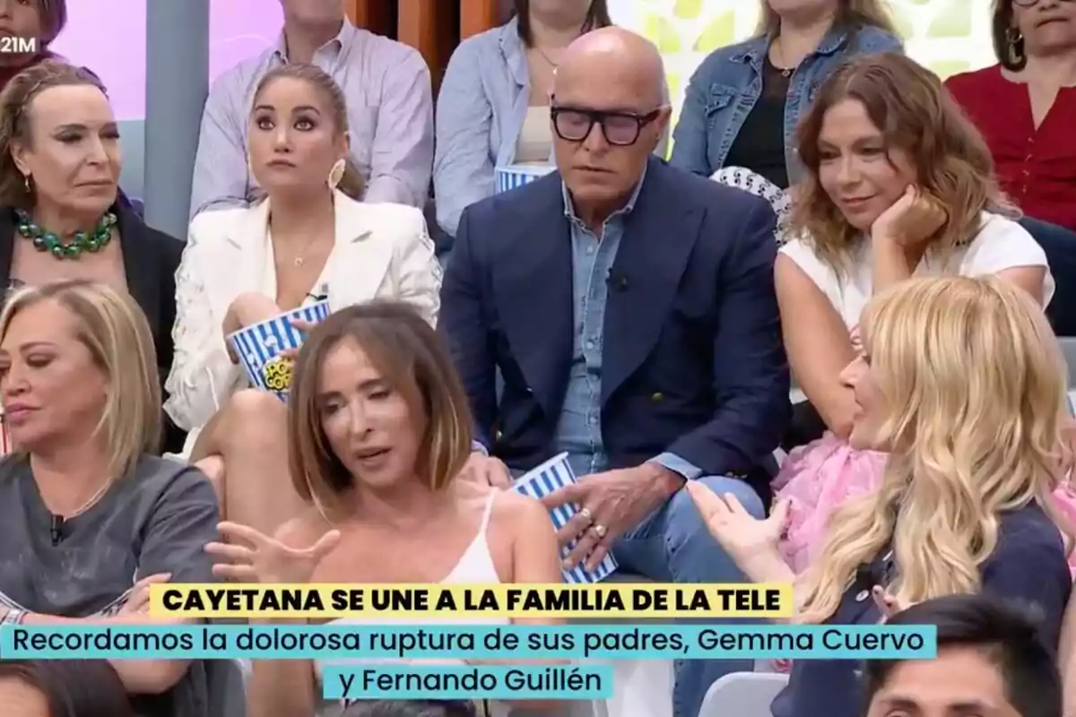 'La familia de la tele' junto a Cayetana Guillén Cuervo están sentado en el plató de televisión, algunas de ellas sostienen bolsas de palomitas mientras escuchan atentamente la conversación. 'La familia de la tele' junto a Cayetana Guillén Cuervo están sentado en el plató de televisión, algunas de ellas sostienen bolsas de palomitas mientras escuchan atentamente la conversación.