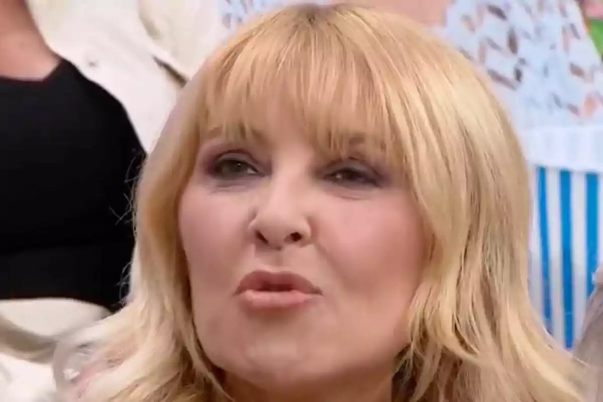 Cayetana Guillén Cuervo con cabello rubio y expresión facial seria en 'La familia de la tele'.
