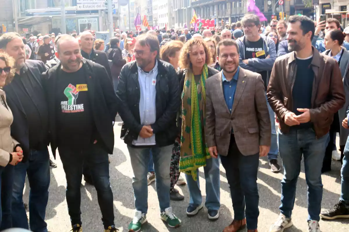 Miembros de ERC y de los sindicatos UGT y CCOO en Barcelona el uno de mayo de 2024