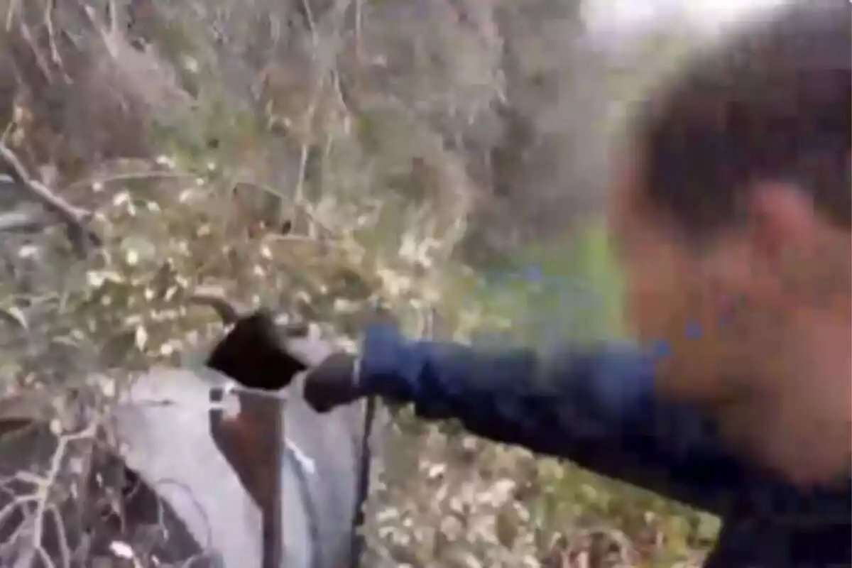 Captura de pantalla del vídeo de la Policía en el que un agente mustra un bidón que los detenidos querían utilizar para boicotear la Vuelta
