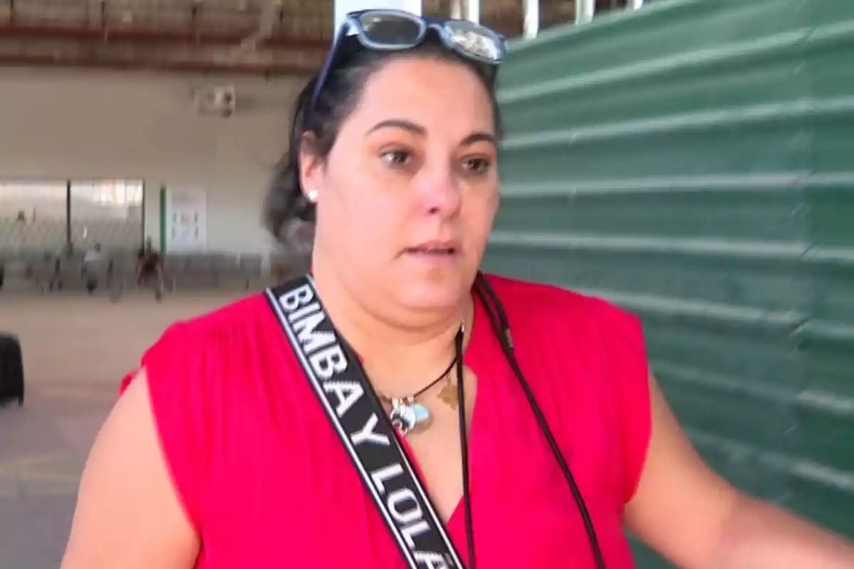 Celeste Rodríguez con blusa roja y gafas en la cabeza está en un entorno interior con paredes verdes. Celeste Rodríguez con blusa roja y gafas en la cabeza está en un entorno interior con paredes verdes.