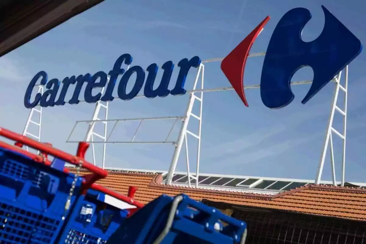 Primer plano del logo de la tienda Carrefour