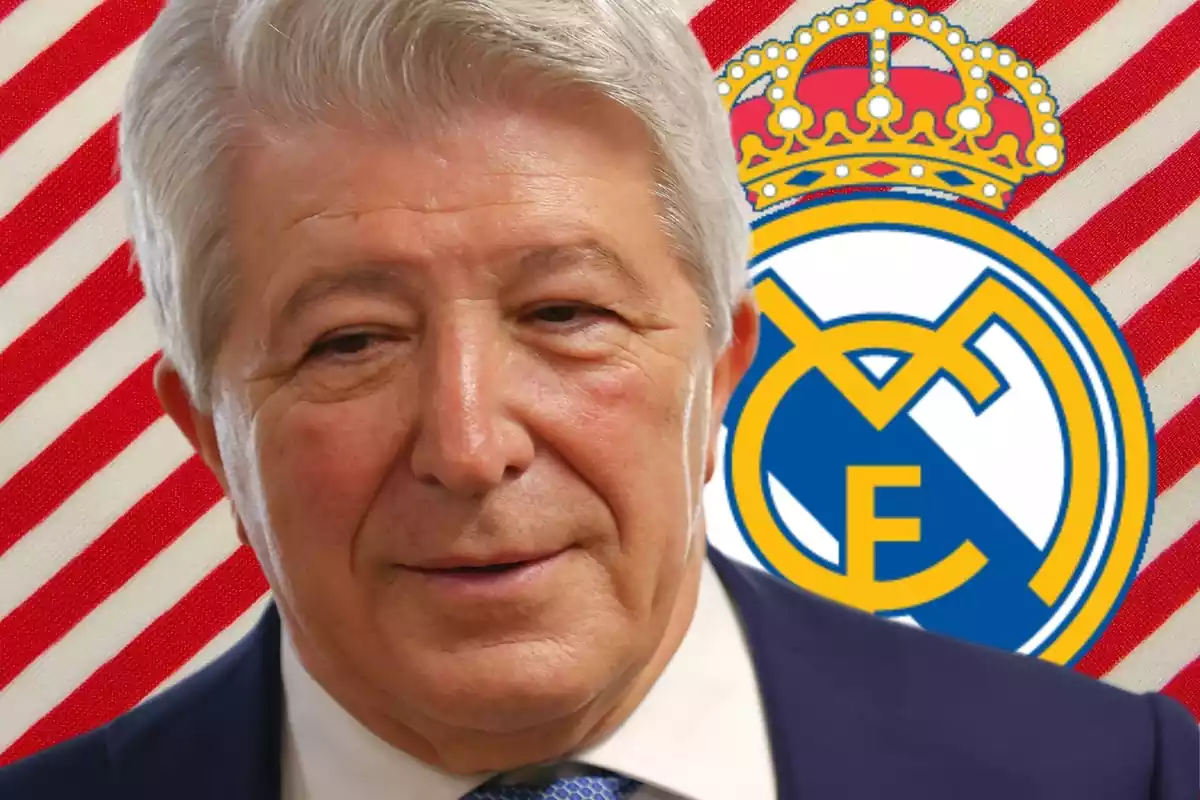 Enrique Cerezo con el escudo del Real Madrid al fondo