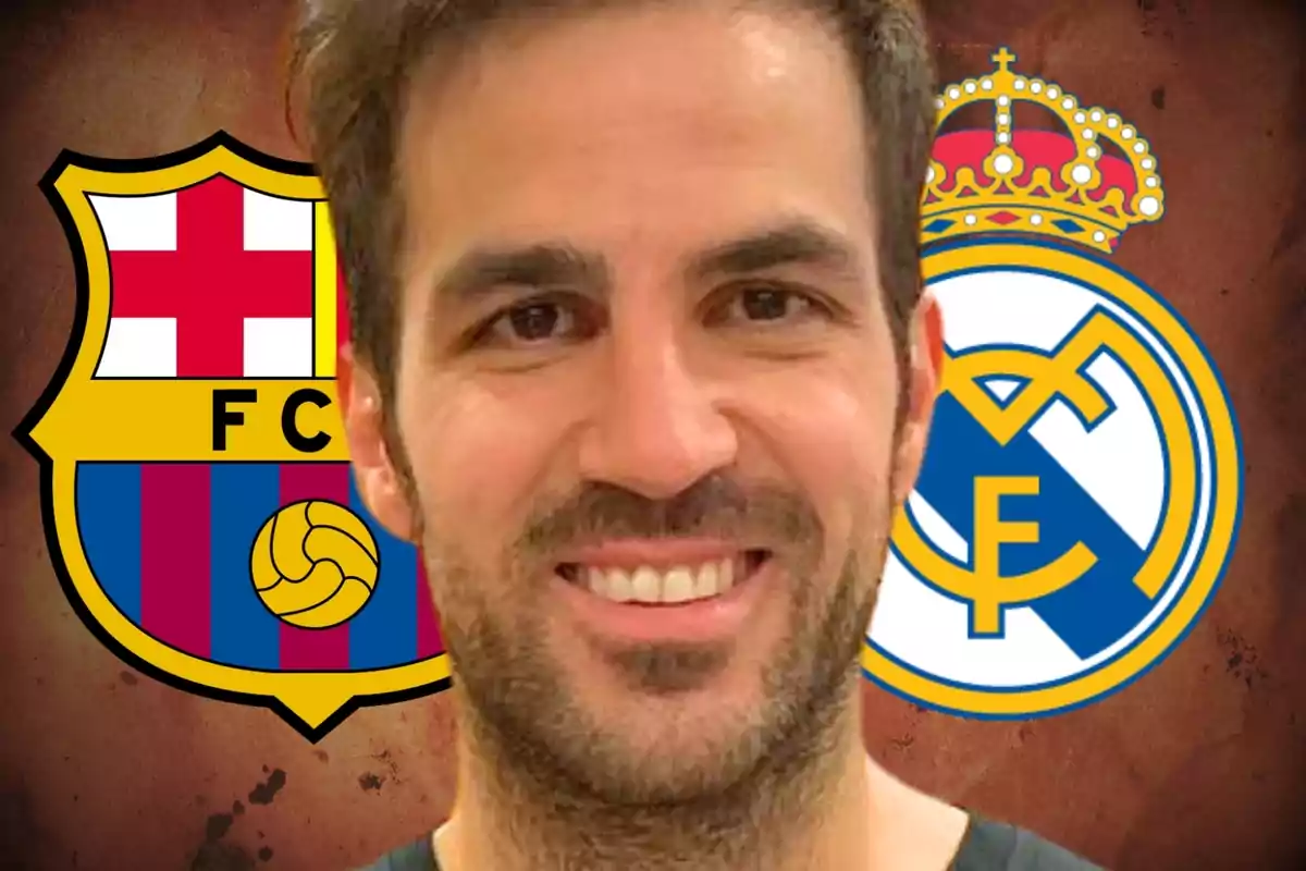 Un hombre sonriente con los escudos del FC Barcelona y el Real Madrid de fondo.