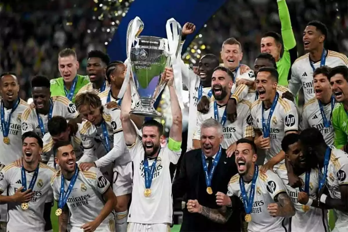 Captura de los jugadores del real madrid levantando la copa de la Champions en La 1