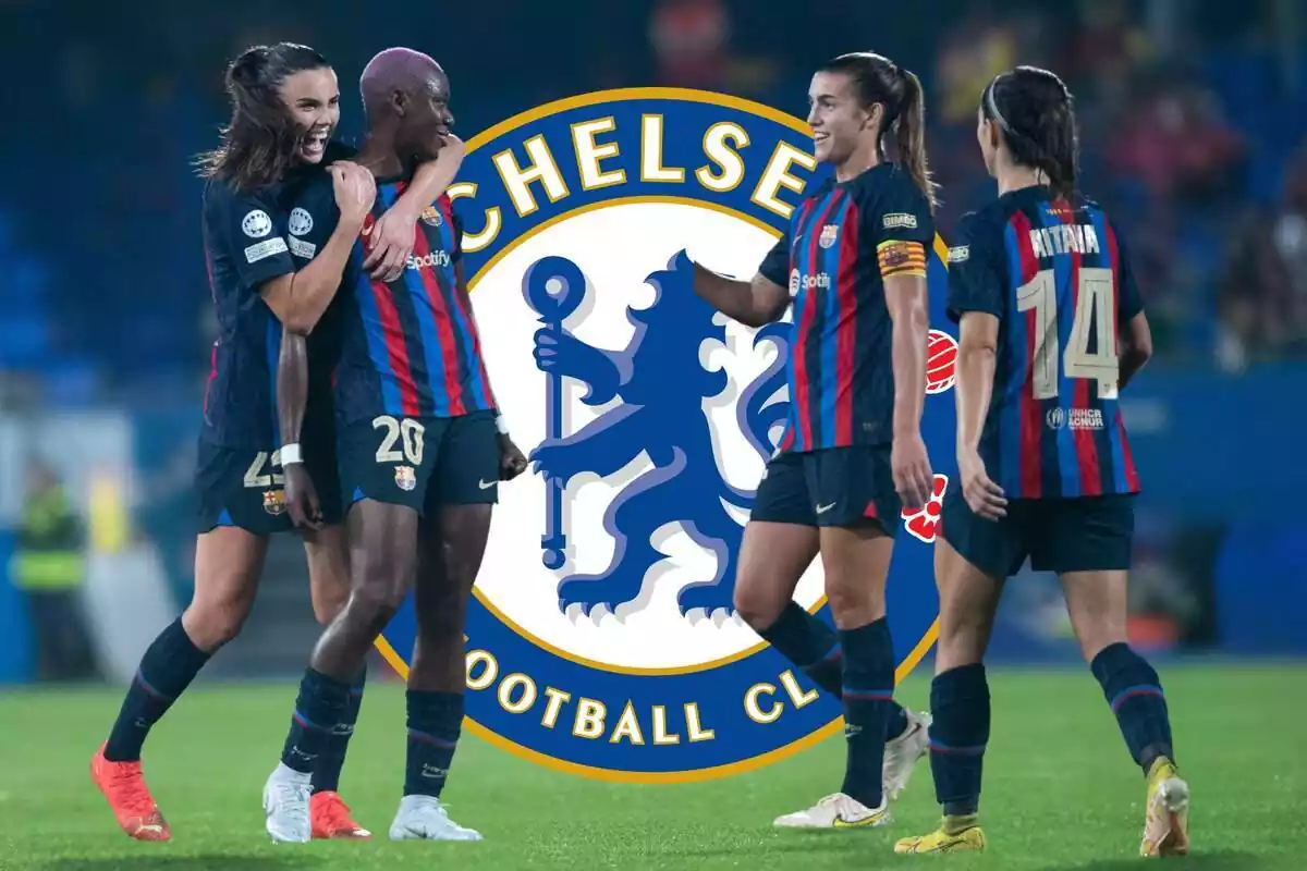 Las jugadoras del FC Barcelona Femenino celebran un gol delante del escudo del Chelsea