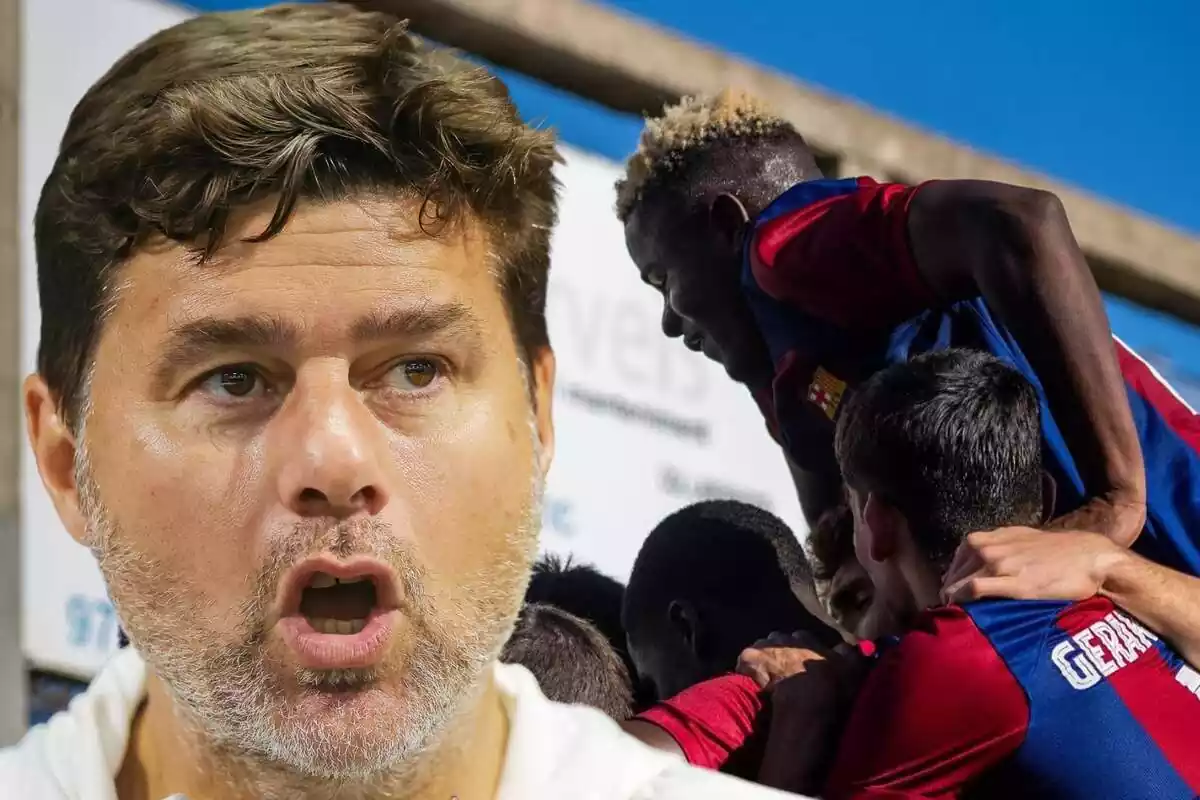 El actual entrenador del Chelsea, Mauricio Pochettino, junto a una foto de grupo del Barça Atlètic