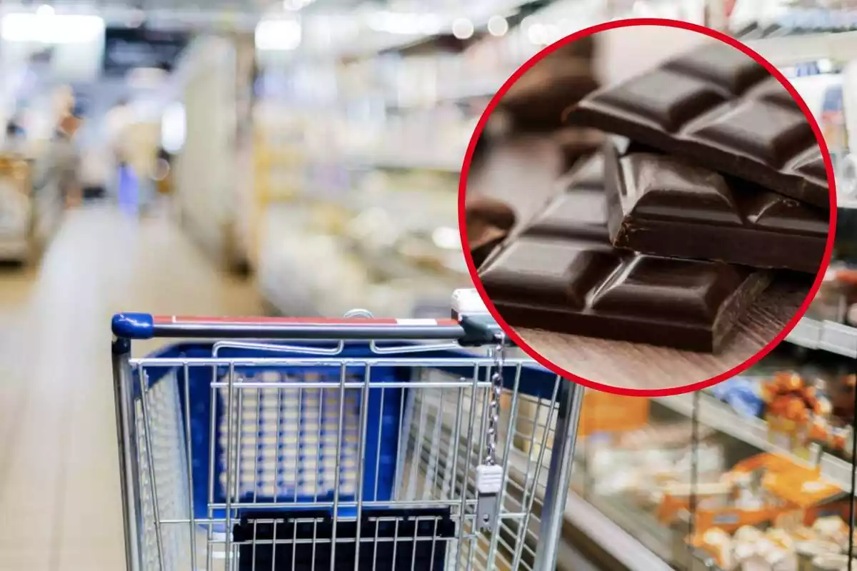 Chocolate negro junto a un carrito en un supermercado