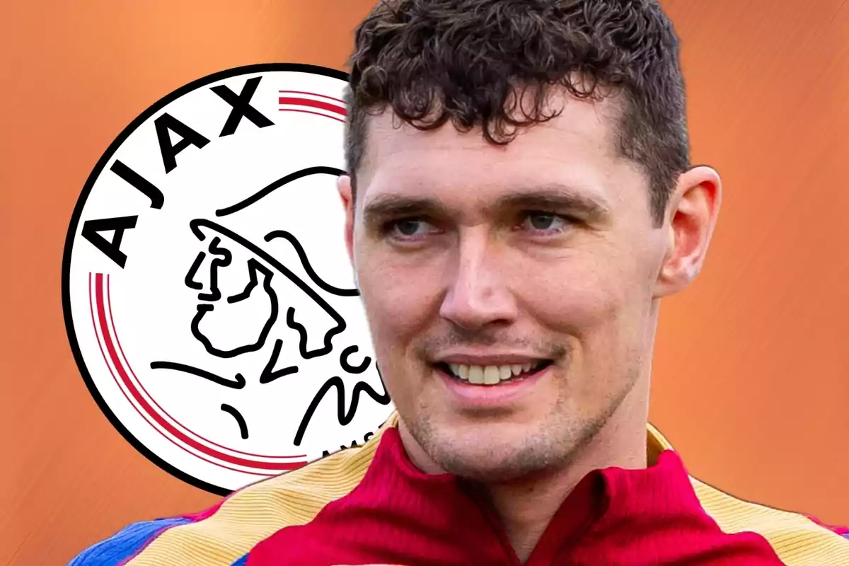 Un hombre sonriente con el logo del Ajax de fondo.