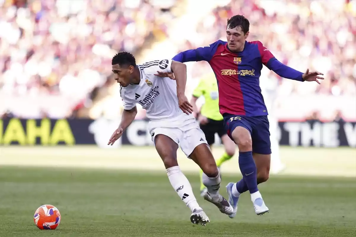 Dos futbolistas de los equipos Real Madrid y Barcelona disputan el balón durante un partido en un estadio lleno de espectadores. Dos futbolistas de los equipos Real Madrid y Barcelona disputan el balón durante un partido en un estadio lleno de espectadores.