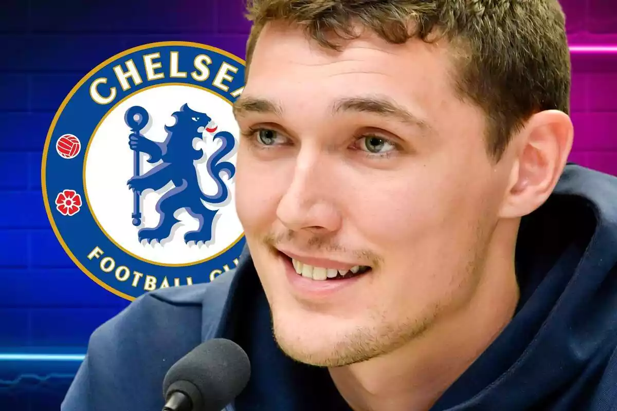 Andreas Christensen con una gran sonrisa y el escudo del Chelsea al fondo