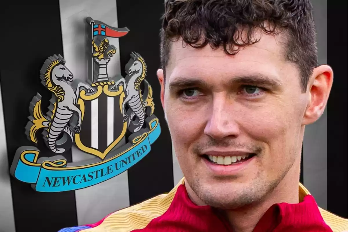 Andreas Christensen con una media sonrisa al lado del escudo del Newcastle