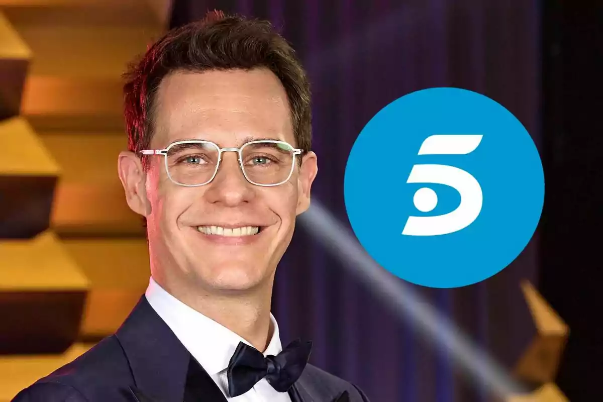 Christian Gálvez con gafas y pajarita sonríe frente a un fondo geométrico dorado, junto al logotipo azul de Telecinco.