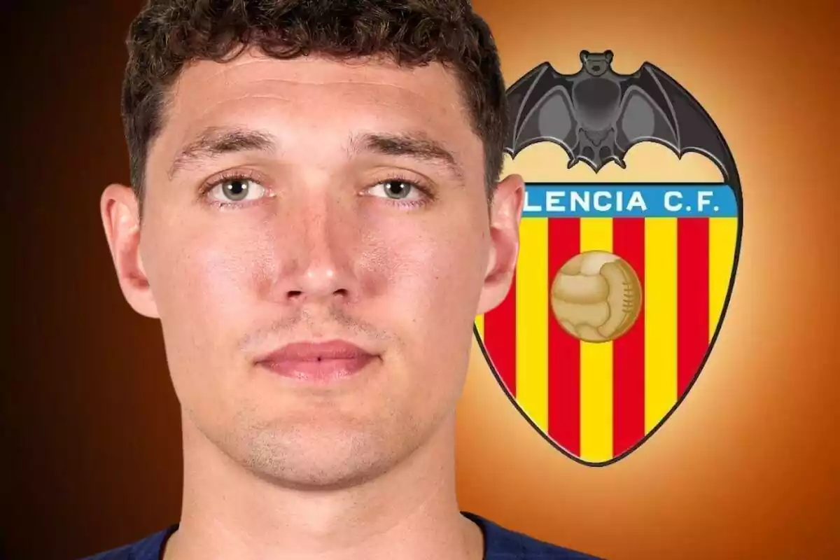 Andreas Christensen en primer plano junto al escudo del Valencia al fondo