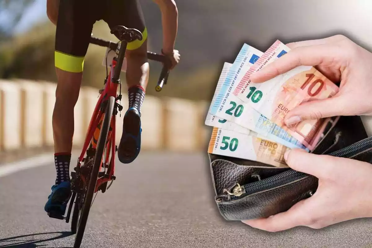 Un ciclista por la carretera y a un lado una mano contando billetes en una cartera