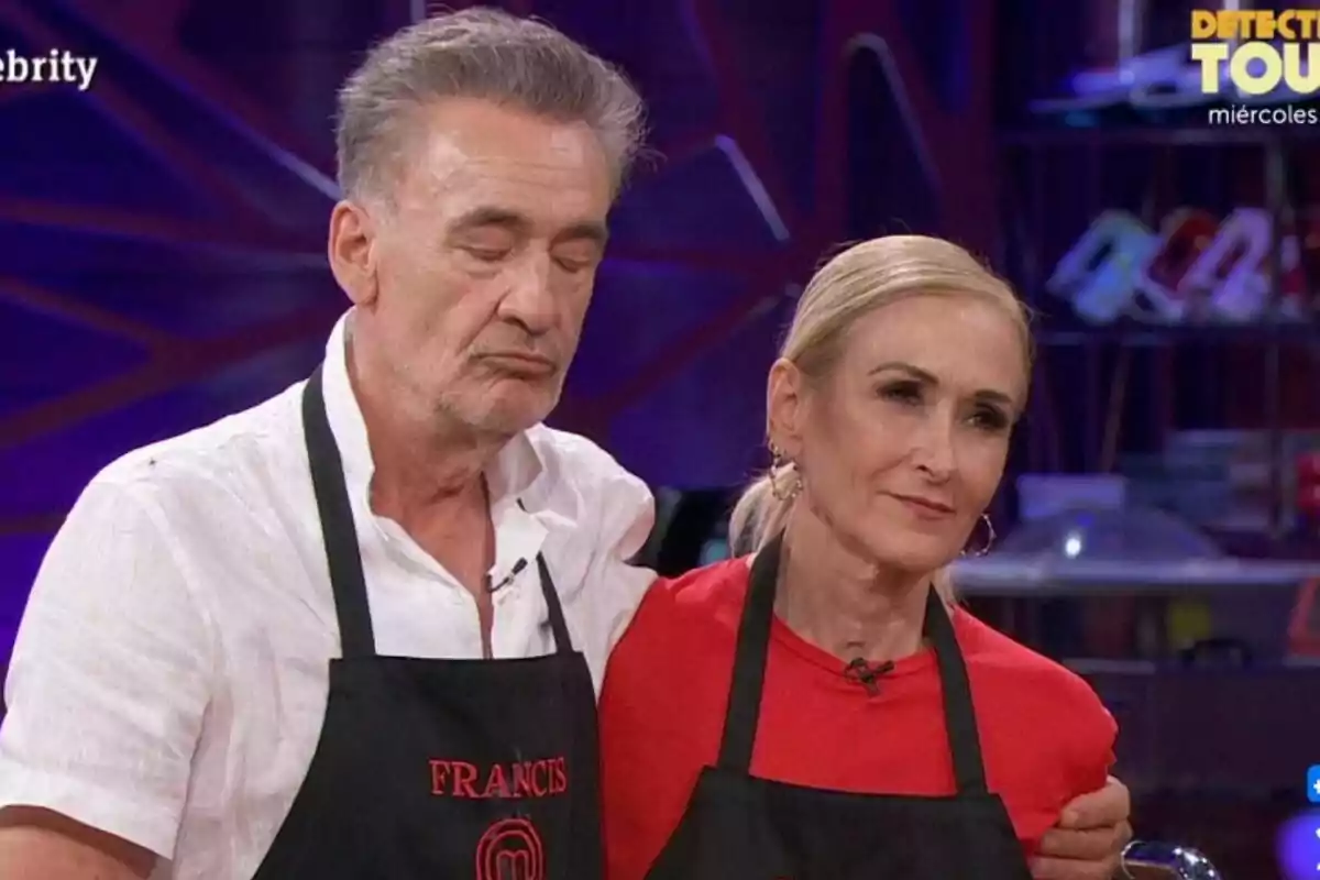 Cristina Cifuentes y Francis Lorenzo con delantales de cocina en MasterChef Celebrity.