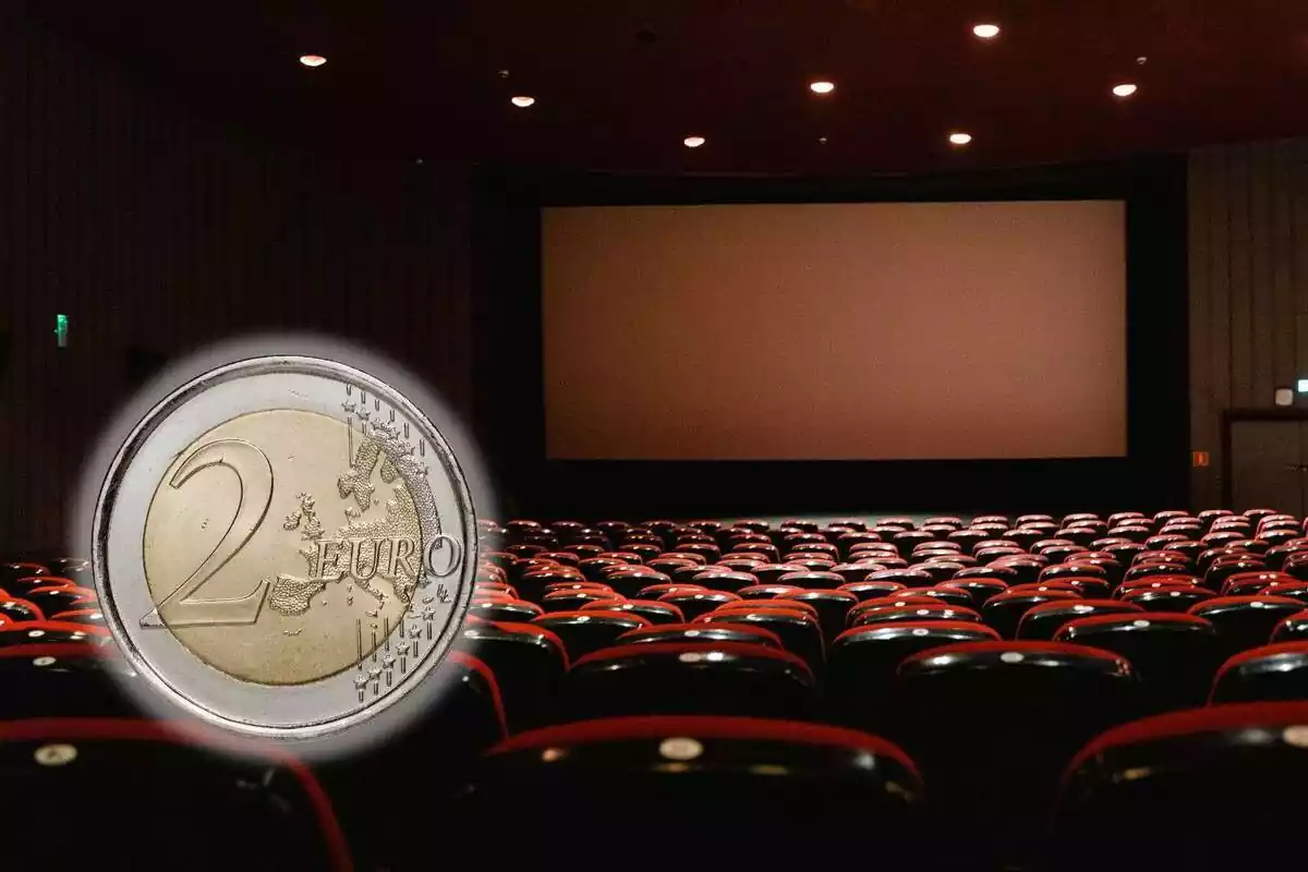 Montaje de una sala de cine vacía con una moneda de 2 euros