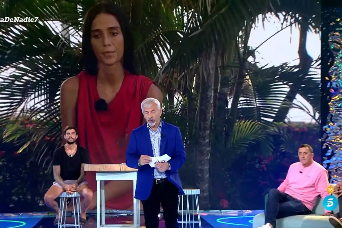 Captura de Carlos Sobera y Mario González en plató de Supervivientes con Claudia Martínez de fondo Captura de Carlos Sobera y Mario González en plató de Supervivientes con Claudia Martínez de fondo