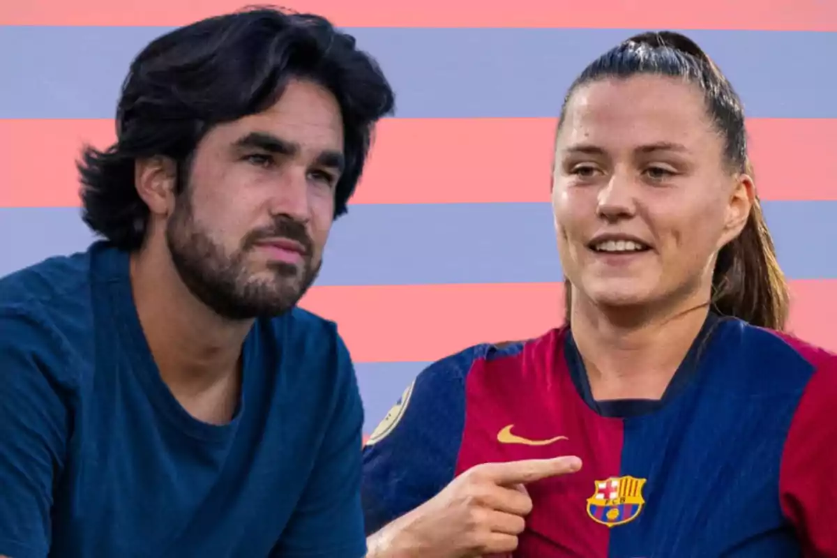 Un hombre con barba y cabello oscuro junto a una mujer con camiseta de fútbol azul y roja señalando el escudo del equipo.