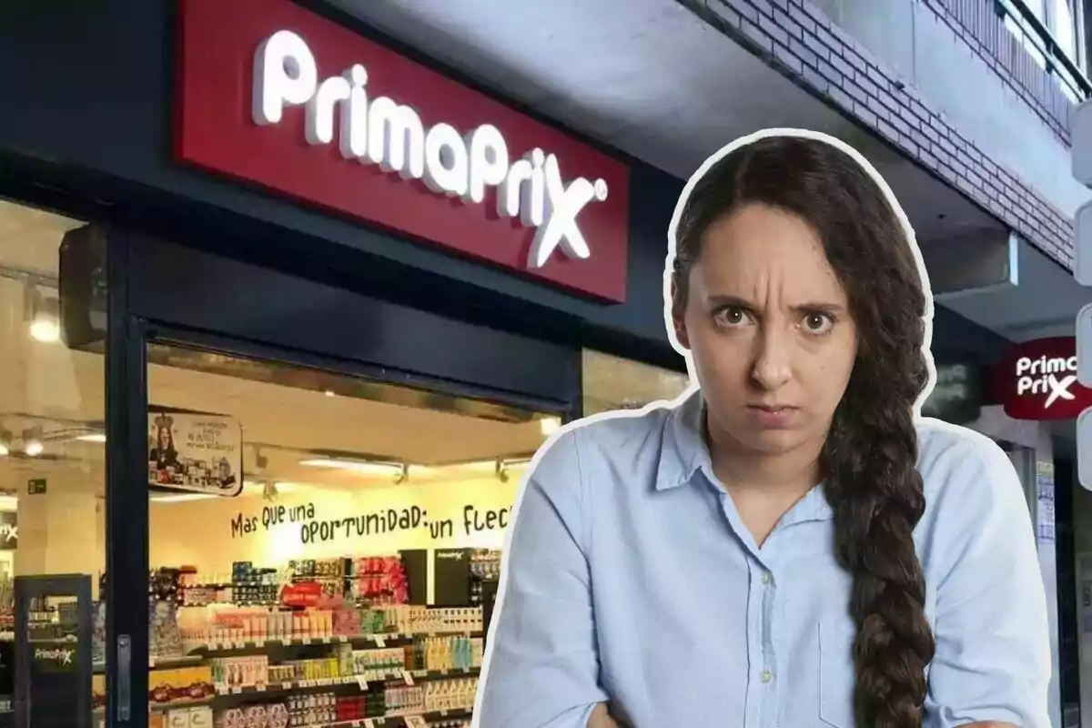 Una mujer con expresión seria frente a una tienda PrimaPrix.