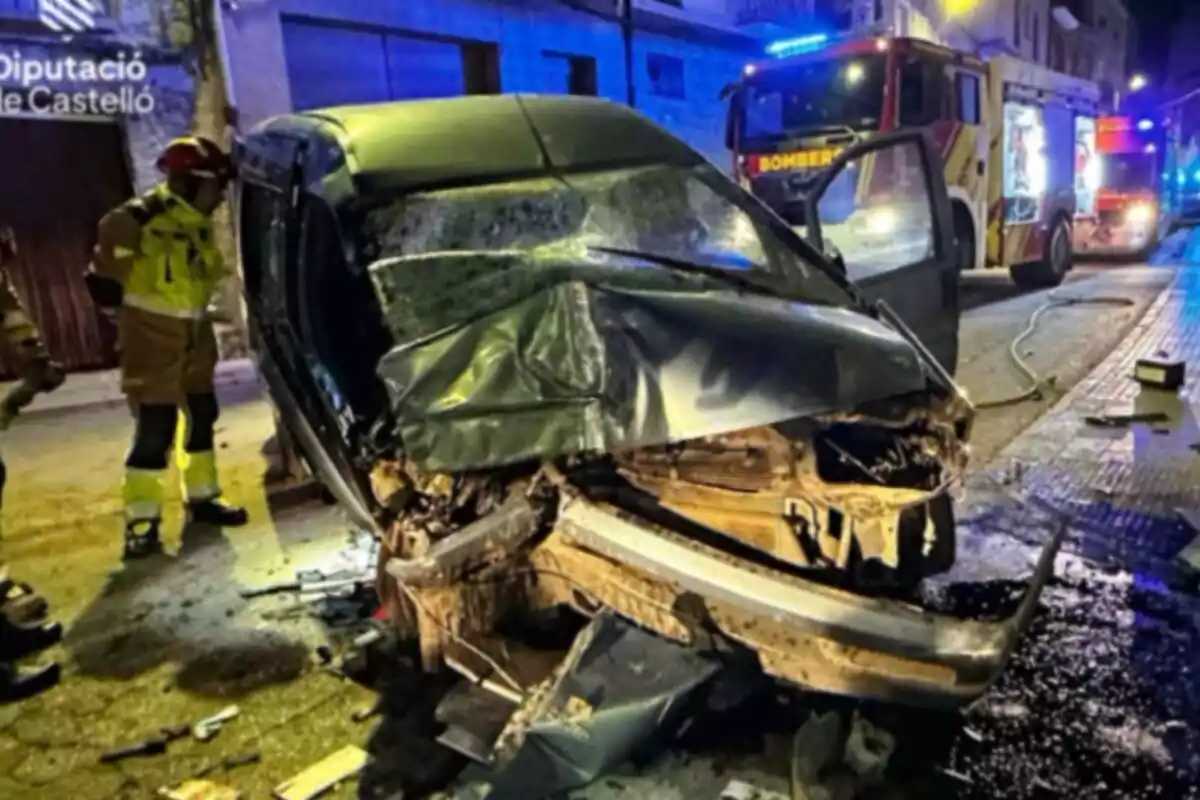 Plano corto del coche accidentado en Castellón por el suceso en el que ha habido dos fallecidos y tres heridos