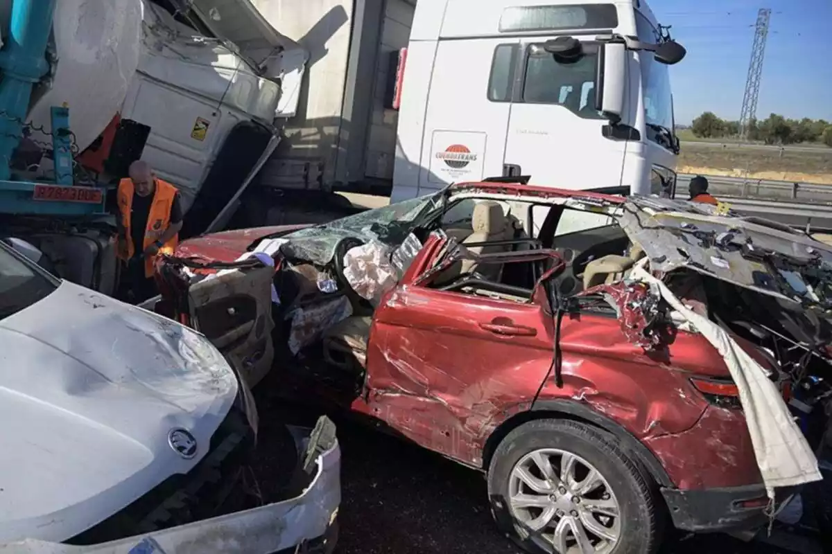 Imagen del coche destrozado tras el accidente que sufrieron dos sevillistas de camino a un partido de la Copa del Rey