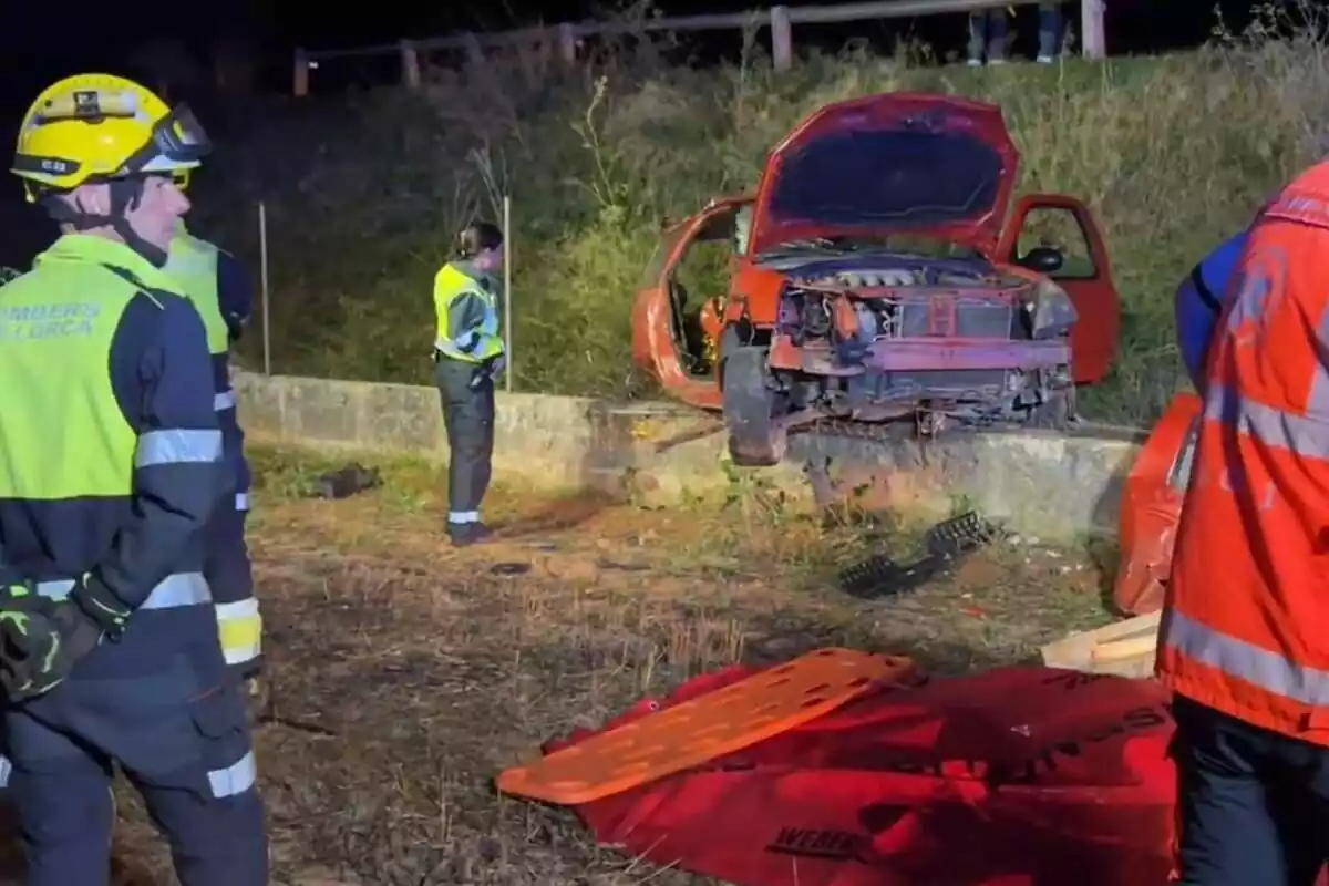 Imagen del coche siniestrado en Mallorca en el que viajaba Joan Fernández, víctima mortal del accidente